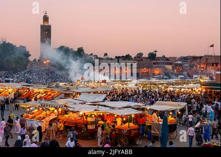 Maroc Marrakech. Place Djema el Fna au coucher du soleil Banque D'Images