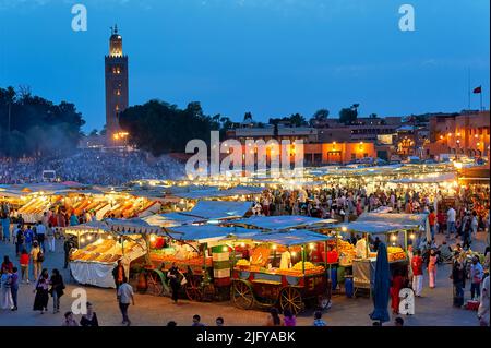 Maroc Marrakech. Place Djema el Fna au coucher du soleil Banque D'Images