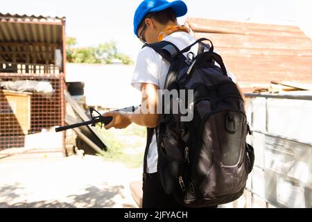 Un jeune homme s'éloigne avec une carabine. Concept de tir scolaire. Banque D'Images