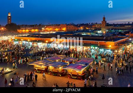 Maroc Marrakech. Place Djema el Fna au coucher du soleil Banque D'Images