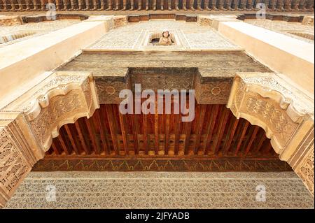 Maroc Marrakech. Madrasa Ben Youssef. Enfant qui s'infiltre dans une fenêtre Banque D'Images