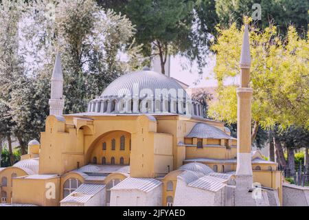 30 mai 2022, Antalya, Turquie : copie miniature Hagia Sophia dans le parc Dokuma. Voyage et attractions religieuses de Turkiye Banque D'Images