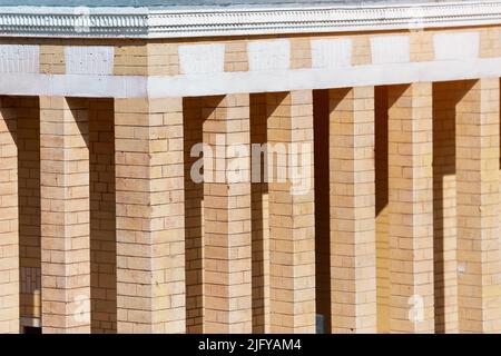 Le modèle rythmique créé par l'alternance de lumière et d'ombre sur les colonnes du bâtiment Banque D'Images