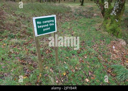 Pas de camping au-delà de ce signe de point. La piste longue distance Cumbria Way. Parc national du district du lac. Angleterre. ROYAUME-UNI Banque D'Images