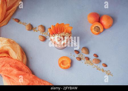 Purée d'abricot frais ou smoothie aux amandes sur fond rustique clair. Concept d'alimentation saine Banque D'Images