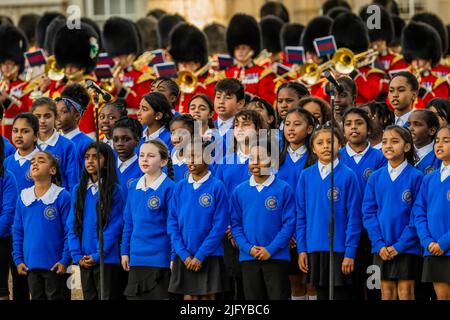 Londres, Royaume-Uni. 5th juillet 2022. Cent cinquante enfants du Commonwealth Youth Choir, exécutent "Une chanson pour le Commonwealth", Qui était également composé par le Lt Col Haw - The British Army's Military musical Spectacular 2022 exécuté par les groupes massés de la Division de ménage sur Horse Guards Parade célébrer la Reine et le Commonwealth dans son année du Jubilé de platine. Le Chef d'état-major général, le général Sir Patrick Sanders, prend le salut en tant que chef de l'armée. Crédit : Guy Bell/Alay Live News Banque D'Images