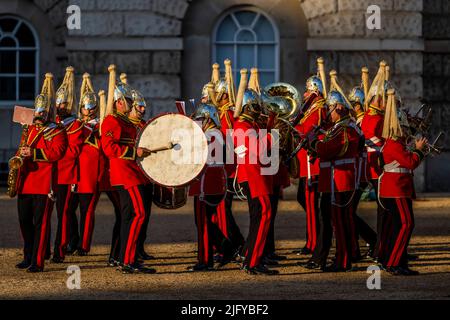 Londres, Royaume-Uni. 5th juillet 2022. La comédie musicale militaire de l'Armée britannique spectaculaire 2022 interprétée par les groupes massés de la Division des ménages sur la parade des gardes à cheval pour célébrer la Reine et le Commonwealth dans son année du Jubilé de platine. Le Chef d'état-major général, le général Sir Patrick Sanders, prend le salut en tant que chef de l'armée. Crédit : Guy Bell/Alay Live News Banque D'Images