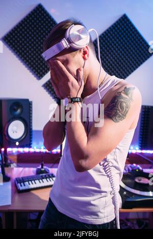DJ fatigué après un dur travail en studio Banque D'Images