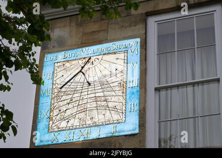 Sundial, basé sur le calendrier Julien et non sur le calendrier grégorien, sur un mur de la maison de Malmesbury, Salisbury, Angleterre. Banque D'Images