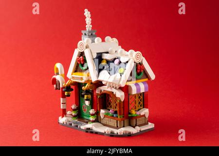 Jouet du nouvel an. Maison d'hiver du Père Noël. Le constructeur LEGO brise les détails. Histoire de Noël et mini-figurines. Contexte du concept d'artisanat pour enfants. Kiev, Ukraine - 23 février 2022 Banque D'Images