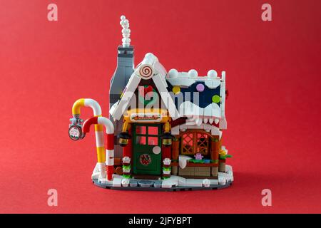 Jouet du nouvel an. Maison d'hiver du Père Noël. Détails de la brique du constructeur LEGO. Histoire de Noël et mini-figurines. Contexte du concept d'artisanat pour enfants. Kiev, Ukraine - 23 février 2022 Banque D'Images