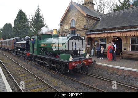 Ex Great Western Steam Locos 7714 & 813 double direction d'un train de passagers à la gare de Hampton Loade, Severn Valley Railway, Shropshire, avril 2022 Banque D'Images