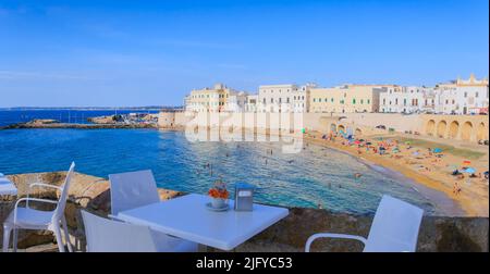 Plage de Puritate à Salento, Apulia (ITALIE). C'est la plage du centre historique de Gallipoli. Banque D'Images