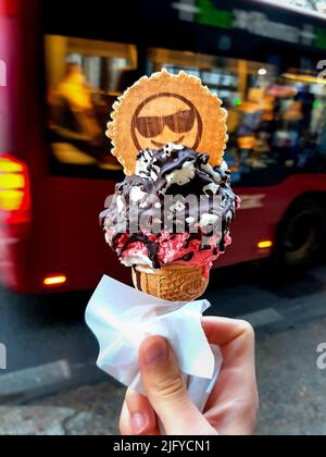 Tenir un cône avec deux boules de glace en une belle journée à Rome Banque D'Images