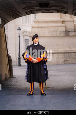 Vatican, Vatican, mars 2022. Gardes pontificales suisses vêtus de la belle garde uniforme à l'entrée de la basilique Saint-Pierre Banque D'Images