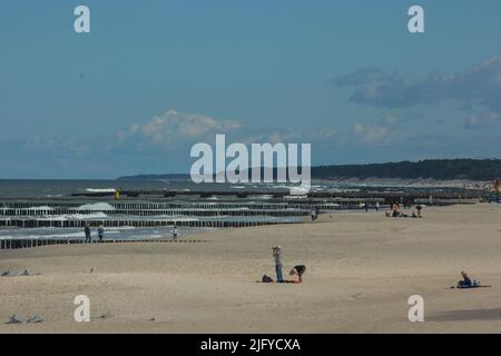 Wroclaw, Wroclaw, Pologne. 6th juillet 2022. Comme chaque année, de nombreux touristes commencent la saison des fêtes au bord de la mer polonaise. Cette année, les Polonais en particulier ont décidé de rester dans le pays. En photo: Dziwnow (Credit image: © Krzysztof Zatycki/ZUMA Press Wire) Banque D'Images