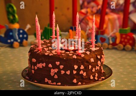 Gâteau d'anniversaire pour l'anniversaire. Bougies sur le gâteau. Gâteau au chocolat à célébrer. Anniversaire des enfants, fête et gâteau pour elle. Banque D'Images