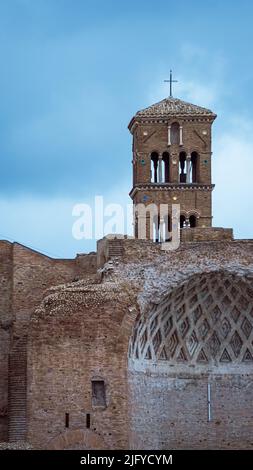 Rome, Italie, mars 2022. La tour du Temple de Vénus et de Roma, qui est considéré comme le plus grand temple de la Rome antique. Banque D'Images