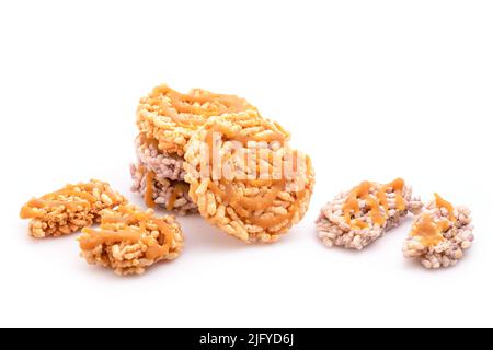 Gâteaux de riz doux et croustillant thaïlandais avec bruine de sucre de canne isolée sur fond blanc Banque D'Images