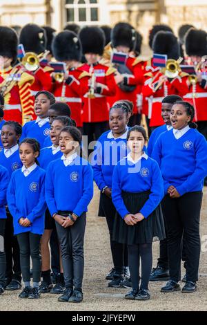 Londres, Royaume-Uni. 5th juillet 2022. Cent cinquante enfants du Commonwealth Youth Choir, exécutent "Une chanson pour le Commonwealth", Qui était également composé par le Lt Col Haw - The British Army's Military musical Spectacular 2022 exécuté par les groupes massés de la Division de ménage sur Horse Guards Parade célébrer la Reine et le Commonwealth dans son année du Jubilé de platine. Le Chef d'état-major général, le général Sir Patrick Sanders, prend le salut en tant que chef de l'armée. Crédit : Guy Bell/Alay Live News Banque D'Images