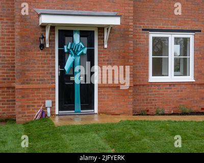 Maison récemment construite avec un ruban autour de la porte d'entrée pour accueillir l'acheteur, Tilia Homes, Northampton, Royaume-Uni Banque D'Images