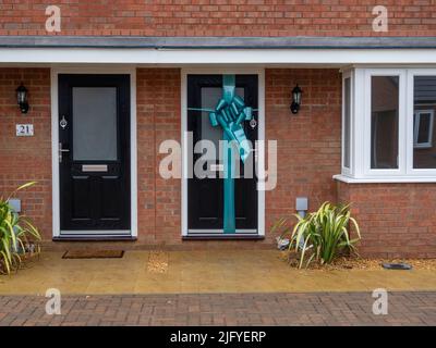 Maison récemment construite avec un ruban autour de la porte d'entrée pour accueillir l'acheteur, Tilia Homes, Northampton, Royaume-Uni Banque D'Images