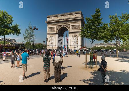 PARIS, FRANCE - 17 JUIN 2022 : les touristes prennent des photos à l'Arc de Triomphe sur 17 juin 2022 à Paris, France. L'Arc de Triomphe est l'un des Banque D'Images