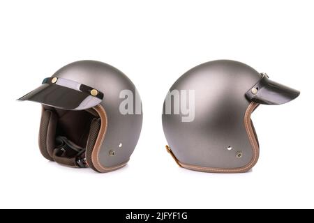 Nouveau casque vintage gris. Prise de vue en studio isolée sur fond blanc Banque D'Images
