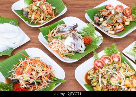 Gros plan de plusieurs salades de papaye et salade épicée sur la table. Concept de cuisine de style thaïlandais Banque D'Images