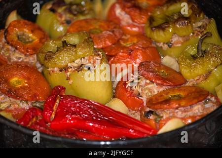 Grèce grec et boire un plat de tomates et poivrons farcis ou gemista Banque D'Images