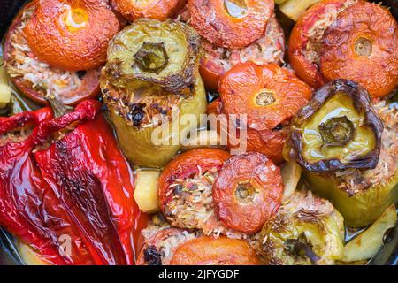 Grèce grec et boire un plat de tomates et poivrons farcis ou gemista Banque D'Images