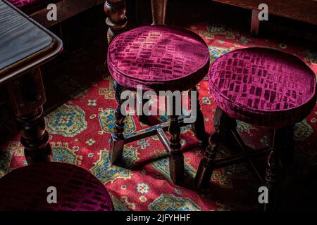 Tabourets de pub au Cockpit pub à St Andrew's Hill dans la City de Londres. Banque D'Images