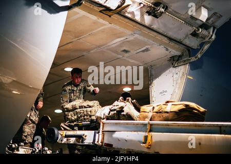 Mihail Kogalniceanu, Roumanie. 28th juin 2022. Sergent de l'armée américaine Spencer Meadows, affecté à 101st Airborne Division (Air Assault), déchargent les sacs lorsque 101st arrive à Mihail Kogalniceanu, Roumanie, 28 juin 2022. 101st unités souveront la mission du V corps pour renforcer le flanc est de l'OTAN et s'engageront dans des exercices multinationaux avec des partenaires à travers le continent européen afin de rassurer les alliés de notre nation et de prévenir une nouvelle agression russe. Crédit : Angelo Mejia/États-Unis Armée/ZUMA Press Wire Service/ZUMAPRESS.com/Alamy Live News Banque D'Images