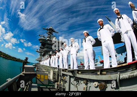 Océan Pacifique. 28th juin 2022. Les marins sont les rails comme porte-avions de la classe Nimitz USS Abraham Lincoln (CVN 72) tire dans la base conjointe Pearl Harbor-Hickam pendant la Rim du Pacifique (RIMPAC) 2022. Vingt-six nations, 38 navires, quatre sous-marins, plus de 170 avions et 25 000 membres du personnel participent au programme RIMPAC de 29 juin au 4 août dans les îles hawaïennes et dans le sud de la Californie. Le plus grand exercice maritime international au monde, RIMPAC offre une occasion unique de formation tout en favorisant et en soutenant des relations de coopération entre les participants essentielles pour assurer t Banque D'Images