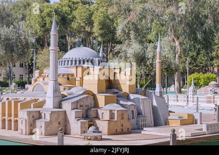 30 mai 2022, Antalya, Turquie : copie miniature Hagia Sophia dans le parc Dokuma. Voyage et attractions religieuses de Turkiye Banque D'Images