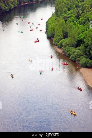 Canoë sur la Dordogne, la Roque-Cageac, Dordogne, Nouvelle Aquitaine, France Banque D'Images