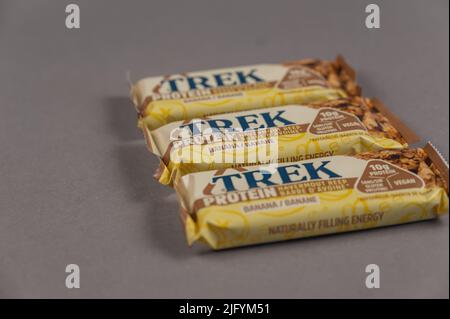 Trois BARRES TREK Protein Energy sur Gray. Une collation sans gluten et sans sucre. Produits de la société britannique Natural Balance Foods. Aliments sains. Ukraine Banque D'Images