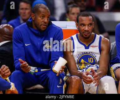 San Francisco, États-Unis. 06th octobre 2021. Andre Iguodala (9), le Golden State Warriors, est assis à côté de son coéquipier Avery Bradley (10) sur le banc lors de son match contre les Denver Nuggets dans le troisième trimestre au Chase Center de San Francisco le mercredi 6 octobre 2021. (Photo de Nhat V. Meyer/Bay Area News Group/TNS/Sipa USA) crédit: SIPA USA/Alay Live News Banque D'Images