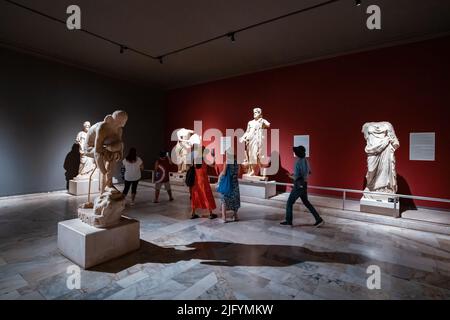 28 mai 2022, Antalya, Turquie : touristes et visiteurs admirant la majestueuse statue grecque antique de dieux et d'autres sculptures dans la galerie d'Archaeo Banque D'Images