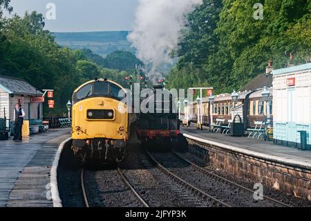 Autour du Royaume-Uni - Locomotive à vapeur SR S15 classe N° 825, passant une BR classe 37 N° 37264 à Grosmont Station, North Yorkshire, Royaume-Uni Banque D'Images