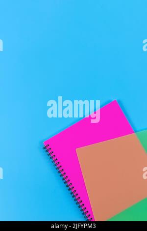 Arrière-plan vertical de la papeterie avec des copybooks colorés et un peu d'espace vide. Banque D'Images