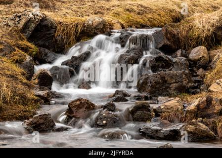 Vue rapprochée d'un ruisseau pittoresque dans la vallée de Reykjavadalur, le long d'un sentier de randonnée populaire, près de Hveragerði, en Islande Banque D'Images