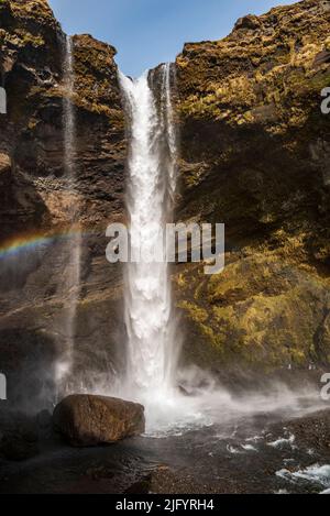 Gros plan de la magnifique cascade de Kvernufoss plongeant sur les rochers de son bassin dans la gorge de Kvernugil, près de la route 1 / Ring Road, Islande Banque D'Images