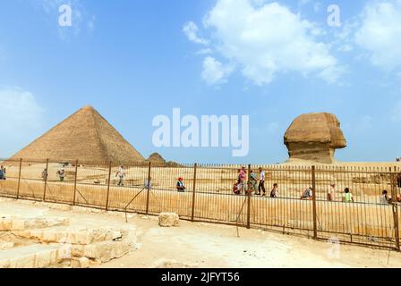 Le grand Sphinx de Gizeh et la pyramide de Cheops - nécropole de Gizeh - Basse-Égypte Banque D'Images