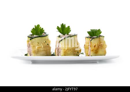 Rouleaux de courgettes grillées au thon et au fromage à la crème isolés sur fond blanc Banque D'Images