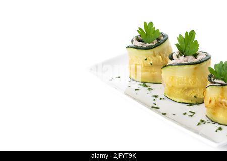 Rouleaux de courgettes grillées au thon et au fromage à la crème isolés sur fond blanc Banque D'Images