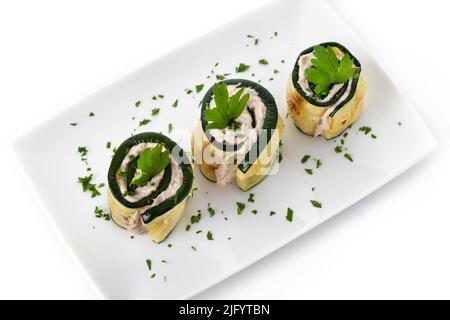 Rouleaux de courgettes grillées au thon et au fromage à la crème isolés sur fond blanc Banque D'Images