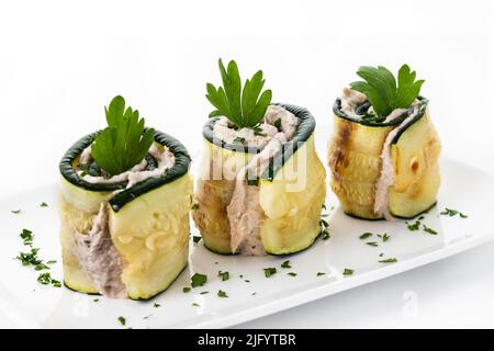 Rouleaux de courgettes grillées au thon et au fromage à la crème isolés sur fond blanc Banque D'Images