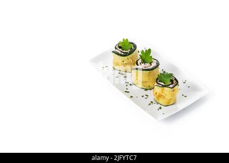 Rouleaux de courgettes grillées au thon et au fromage à la crème isolés sur fond blanc Banque D'Images