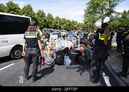 LA HAYE - pays-Bas, 2022-07-06 11:59:41 LA HAYE - extinction du groupe d'action climatique la rébellion bloque l'Utrechtsebaan sur le A12, qui passe devant la Chambre temporaire des représentants. Avec cette action, le groupe exige un arrêt immédiat des subventions pour le pétrole, le charbon et le gaz. ANP BART MAAT netherlands Out - belgium Out Credit: ANP/Alay Live News Banque D'Images